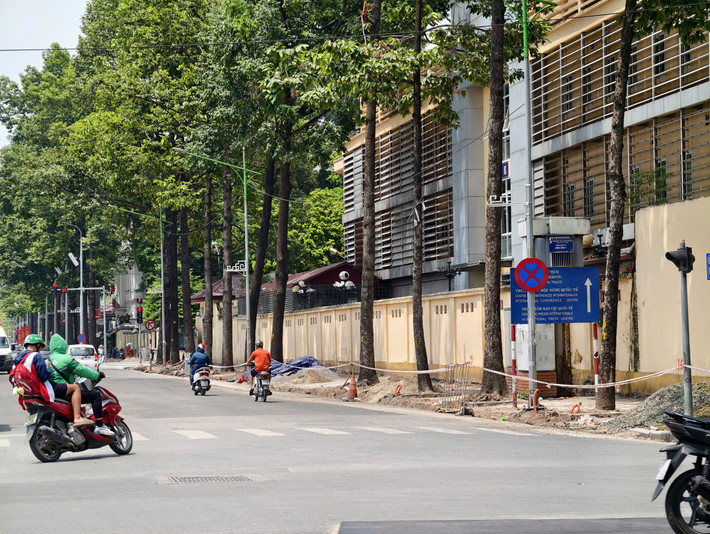 Sau khi mở rộng, đường Hùng Vương có chiều rộng mặt đường và vỉa hè là 36 mét.