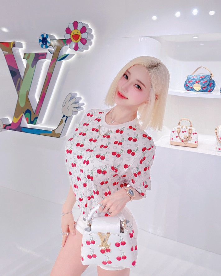 "Đừng để bản thân rơi vào tình cảnh như tôi. Việc tẩy tóc phụ thuộc rất nhiều vào tay nghề của nhà tạo mẫu, nên hãy tìm hiểu kỹ và chọn đúng người chuyên về tẩy tóc nhé", cô nhắc nhở mọi người.