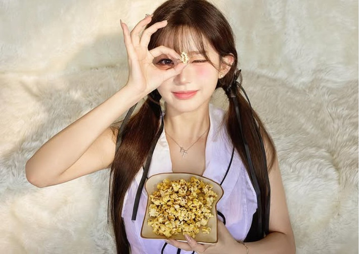 Trong ảnh, cặp đôi tạo dáng tình cảm, thân mật, "không khác gì một cặp đang yêu nhau", theo Koreaboo.