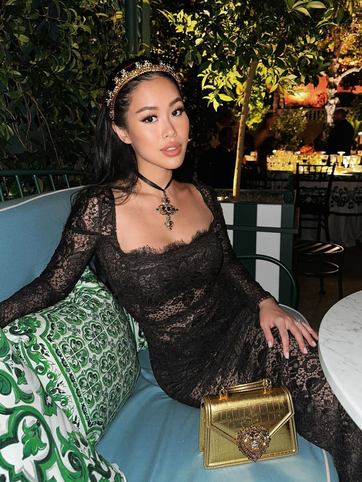 Tiên Nguyễn vốn nổi tiếng là một rich kid có phong cách sống sang chảnh, thường xuyên tham dự các sự kiện thời trang quốc tế và có mối quan hệ thân thiết với nhiều ngôi sao hàng đầu.