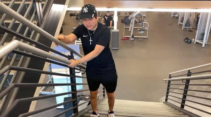Sau ca phẫu thuật ít tiếng, Khoa Pug tiếp tục chia sẻ về cảm nhận. "Ngày trước phẫu thuật bên Mỹ rất đau đớn, mình dùng quá trời thuốc giảm đau. Nhưng lần này ông bác sĩ làm hay lắm, nhanh mà không bị đau gì, mình thấy rất khỏe".