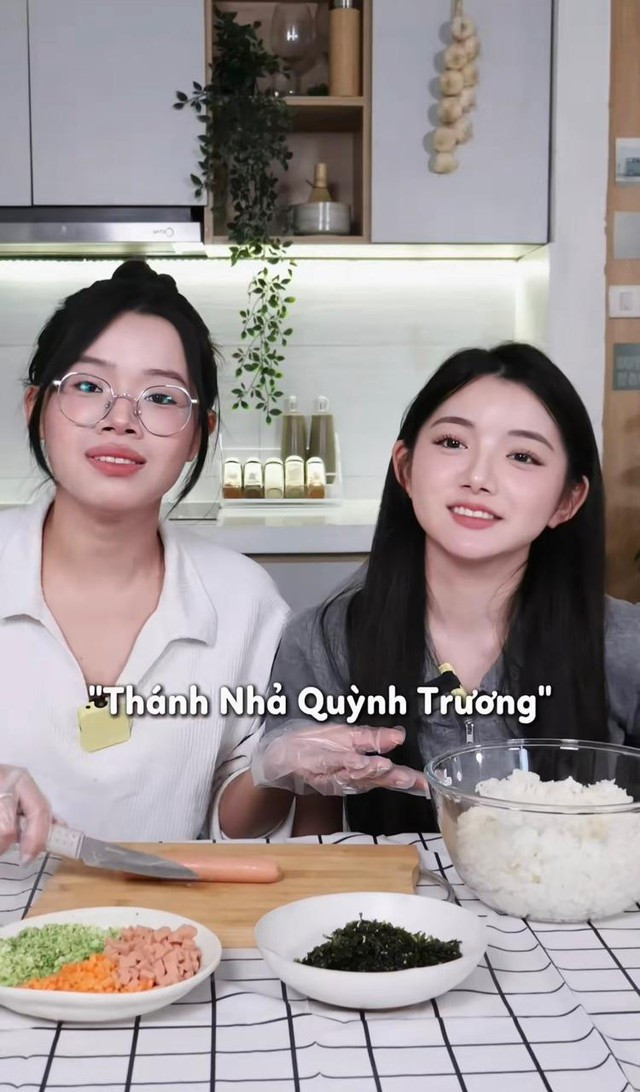 Trước tin đồn ăn không nuốt, mới đây xuất hiện với vai trò khách mời trong một clip với người chị đồng nghiệp, Quỳnh Trương với biểu cảm đáng yêu, đầy tự tin chỉ thẳng vào camera để đính chính.