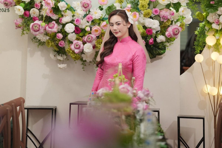 Cả Ái Vy và Trần Phi Sơn khá kín tiếng về chuyện tình cảm và được người hâm mộ ngưỡng mộ vì không vướng phải scandal. Khoảng cách địa lý là trở ngại lớn nhất trong tình yêu của họ, nhưng cả hai luôn dành thời gian để nói chuyện và thăm nom nhau để giữ lửa tình yêu.