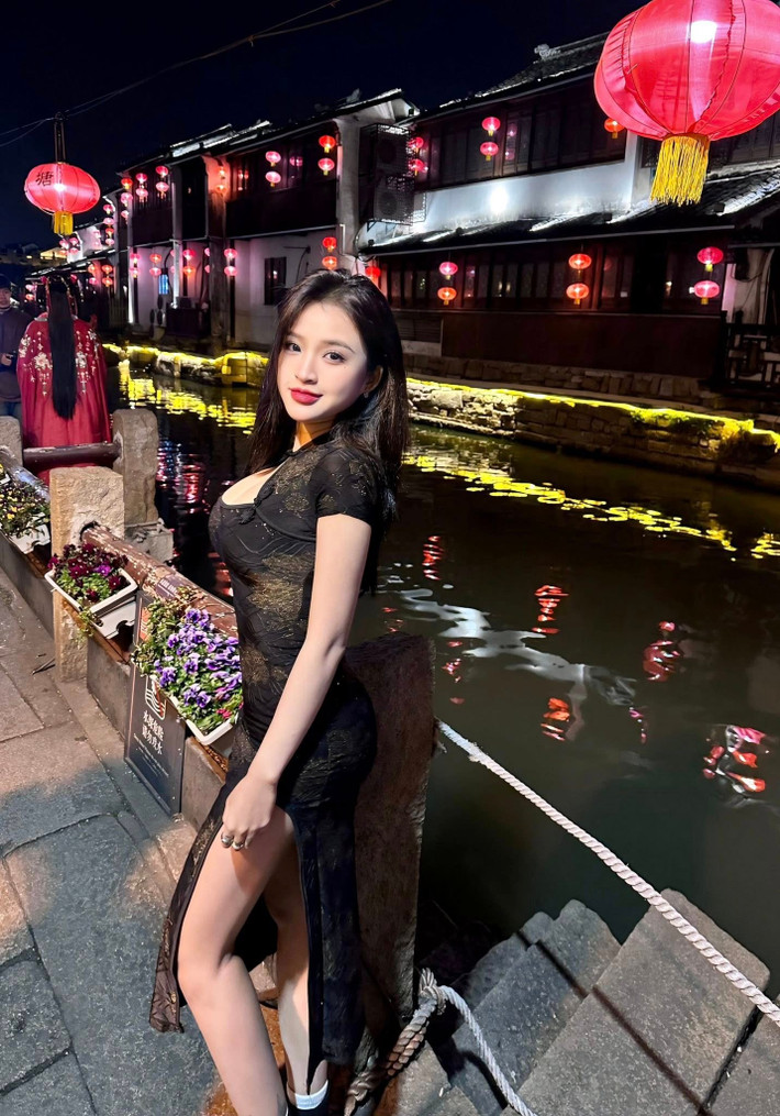 Phan Thị Bảo Trân sinh năm 2002 đến từ Biên Hòa, Đồng Nai là nữ sinh nổi tiếng trên MXH nhờ hình ảnh diện áo dài duyên dáng từ khi còn học cấp 3.