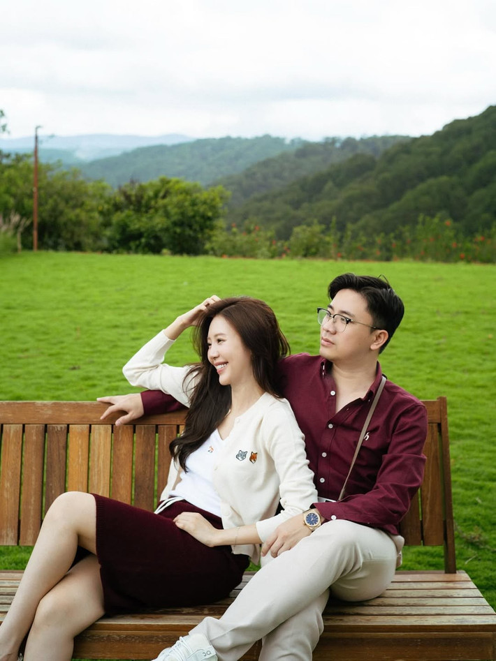 Vũ Ngọc Châm, cái tên từng gắn liền với hình ảnh hot girl, tiếp viên hàng không xinh đẹp và góp mặt trong nhiều MV ca nhạc, phim ảnh, giờ đây đã tìm thấy bến đỗ bình yên và hạnh phúc trọn vẹn bên gia đình nhỏ của mình.