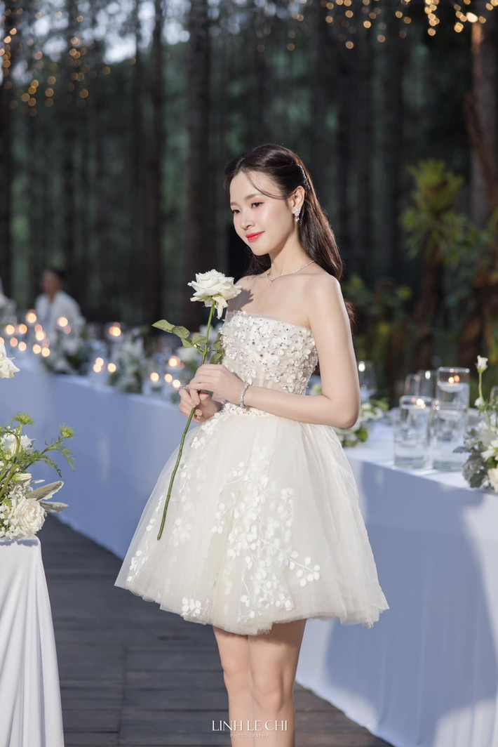 Phong cách không quá táo bạo nhưng luôn chỉn chu, phù hợp và giúp Midu tỏa sáng.