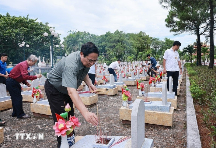 Thủ tướng Phạm Minh Chính dâng hoa tưởng niệm các Anh hùng liệt sỹ tại Nghĩa trang liệt sỹ Quốc gia Đường 9. (Ảnh: Dương Giang/TTXVN)