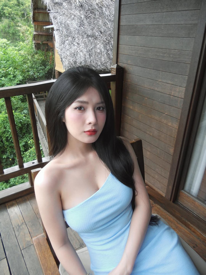 Không chỉ khoe khung cảnh tuyệt đẹp của điểm đến, Quỳnh Alee còn khéo léo phô diễn nhan sắc ngày càng mặn mà, quyến rũ của mình, nhận về "cơn mưa" lời khen từ cộng đồng mạng.