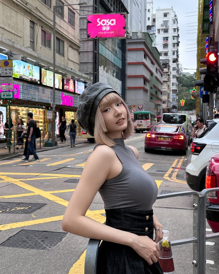 Từ một hiện tượng mạng gây tranh cãi đến hình tượng nữ cổ động viên nóng bỏng của mùa lễ hội, Ảnh Trần một lần nữa trở thành tâm điểm chú ý của truyền thông và cư dân mạng.