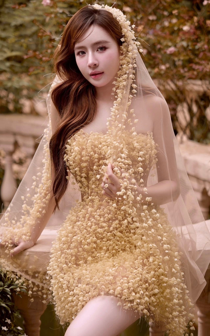 Hàng loạt bình luận bày tỏ sự ngưỡng mộ trước nhan sắc và vóc dáng của Phương Bora. "Xinh như một nữ thần," "Thần thái đỉnh quá chị ơi," hay "Body nóng bỏng, gương mặt đẹp xuất sắc" là những nhận xét phổ biến mà người hâm mộ dành cho cô.