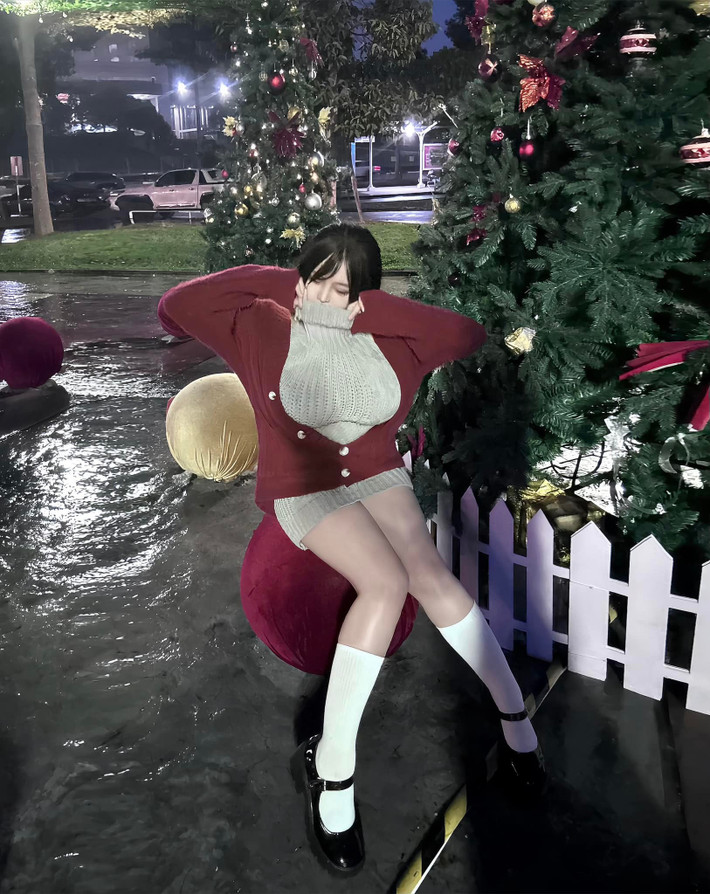 Bên cạnh đó, trên trang cá nhân của mình, Pi Tiên thường xuyên cập nhật những pha cosplay tài tình, những màn biến hình chất lượng.