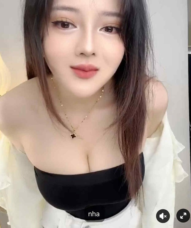 Không còn là hình ảnh dễ dãi, khai thác yếu tố "da thịt" để câu view, nữ streamer Trang Bít Tết được cộng đồng mạng đánh giá cao vì sự tự nhiên, chuyên nghiệp và biết giữ hình ảnh đúng mực.