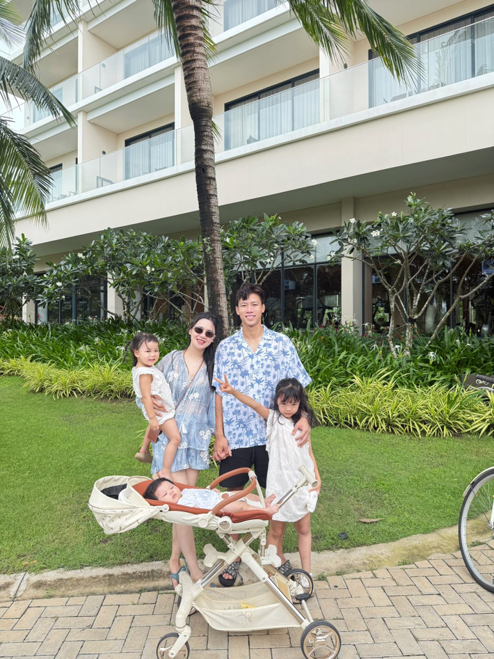 Từ khi kết hôn, gia đình Quế Ngọc Hải và Dương Thùy Phương đã chào đón ba thiên thần nhỏ: bé Sunny (2018), bé Kem (2022) và bé út Gạo, vừa ra đời vào tháng 2/2025.