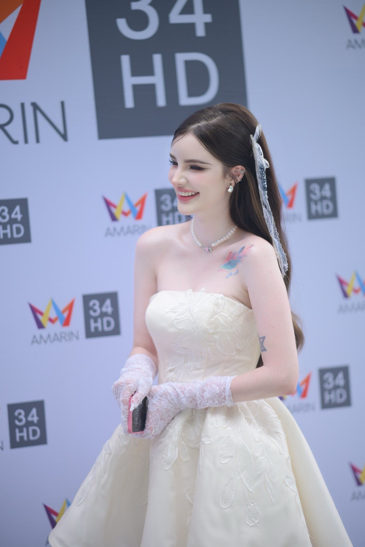 Phải thừa nhận rằng, Jessie Vard giữ vững phong độ xinh đẹp.