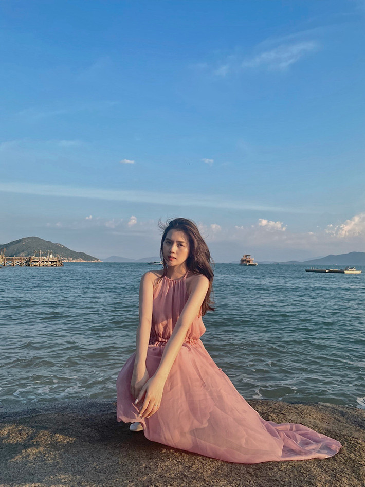 Cũng như những chuyến du lịch trước đây, Thành Chung rất chịu khó chụp ảnh cho vợ "sống ảo". Tố Uyên khoe vóc dáng như người mẫu trong bộ đồ bơi.