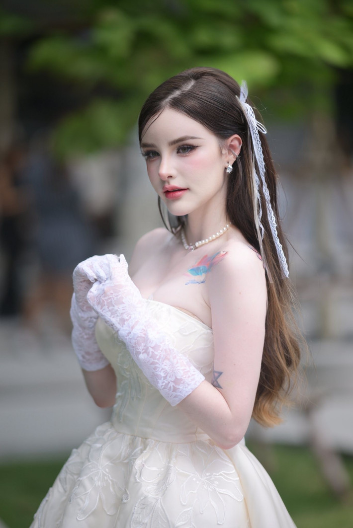 Xuất hiện trong những bức ảnh mới nhất, Jessie Vard diện chiếc váy trắng đi dự sự kiện. Nhan sắc của nàng hot girl khiến nhiều người phải thốt lên "nữ thần hạ phàm".