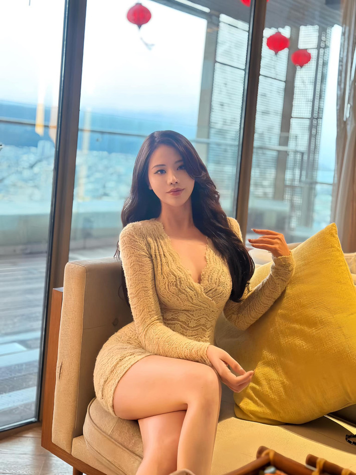 Trên trang cá nhân, Như Phương thường xuyên khoe những góc ảnh vô cùng quyến rũ.