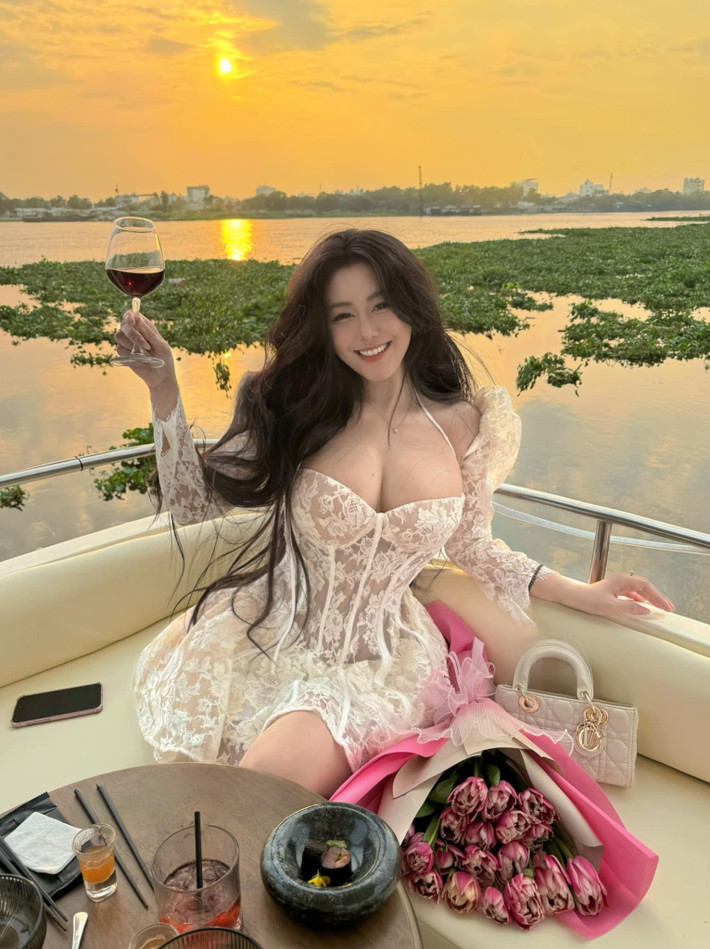 Võ Ngọc Trân trở thành hiện tượng mạng nhiều năm nay nhờ vẻ đẹp cuốn hút và phong cách sống năng động.