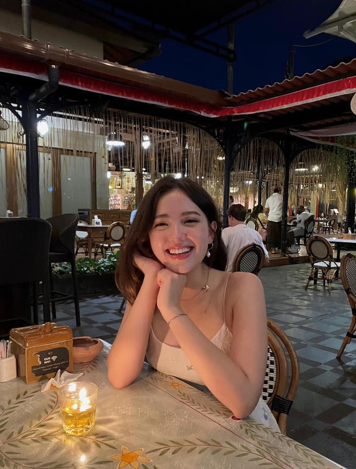 Không phải váy điệu đà hay outfit cầu kỳ, Alissa vẫn lại mang đến cảm giác dịu dàng, tươi mát cực kỳ dễ chịu.