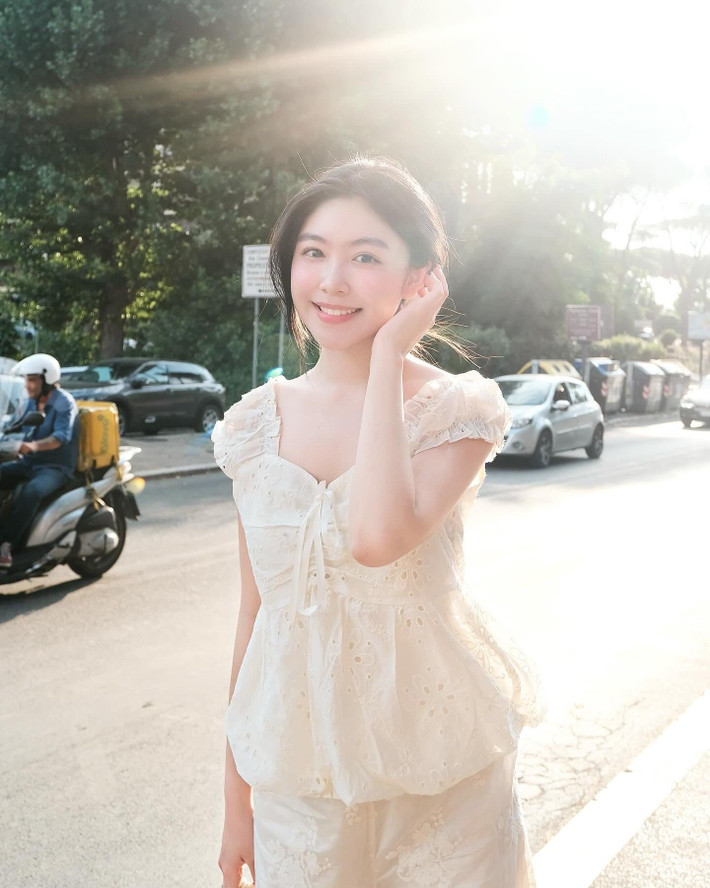 Trong suốt chuyến đi, Lọ Lem gây ấn tượng với gu thẩm mỹ tinh tế. Cô chủ yếu lựa chọn những bộ váy trắng với thiết kế romantic, từ váy ren dài đến váy ngắn với chi tiết tay bồng đáng yêu.