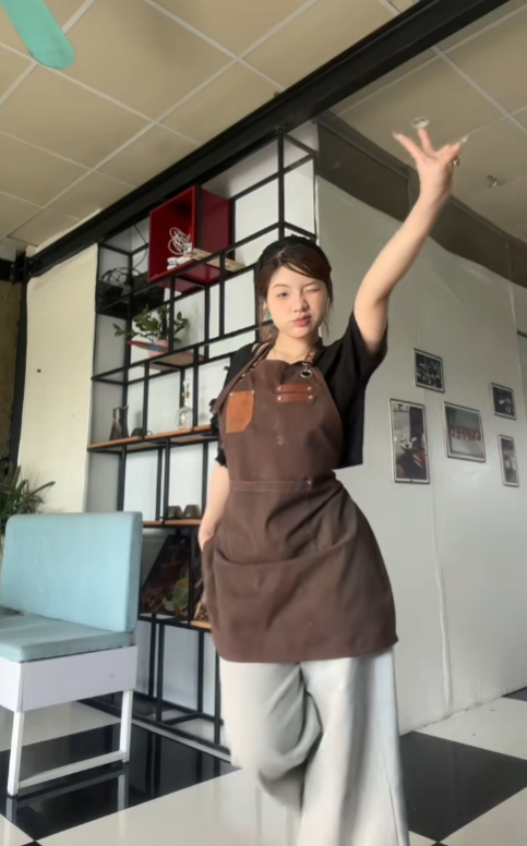 Trong không gian quán cà phê nhỏ xinh, Lanhxinhiu thực hiện một điệu nhảy nhẹ nhàng, biểu cảm nhí nhảnh và đặc biệt là phong thái tự tin có phần đáng yêu. Cô nàng không phô trương hình thể hay sử dụng những động tác quá gợi cảm, vậy mà vẫn cuốn hút một cách tự nhiên.