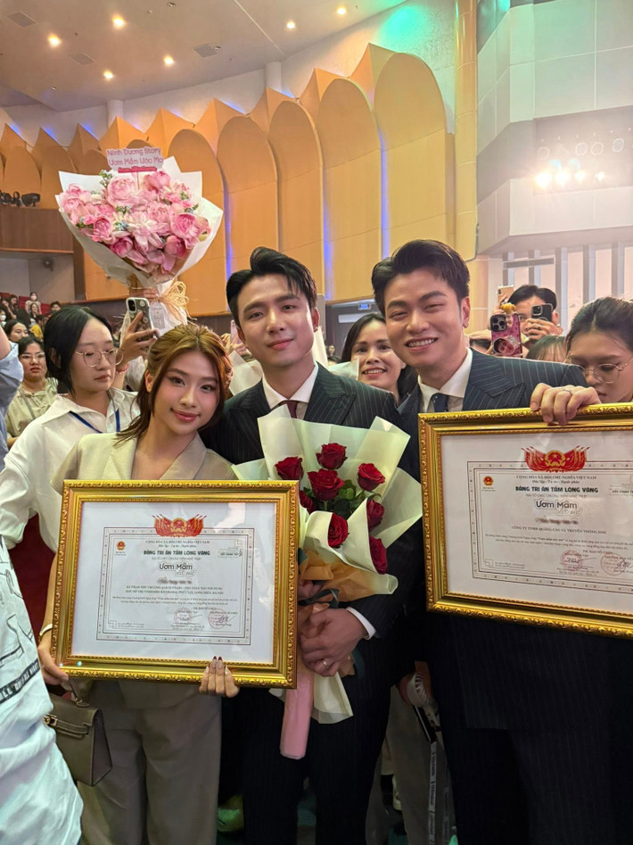 Trong sự kiện, Louis Phạm ghi điểm tuyệt đối với vẻ ngoài tươi tắn, thanh lịch. Cựu VĐV Thể dục dụng cụ diện bộ suit màu be tinh tế, khéo léo khoe vóc dáng cân đối cùng thần thái chững chạc. Chiếc túi xách mini từ Hermès được cô nàng mix tinh tế, tạo điểm nhấn sang trọng cho tổng thể.