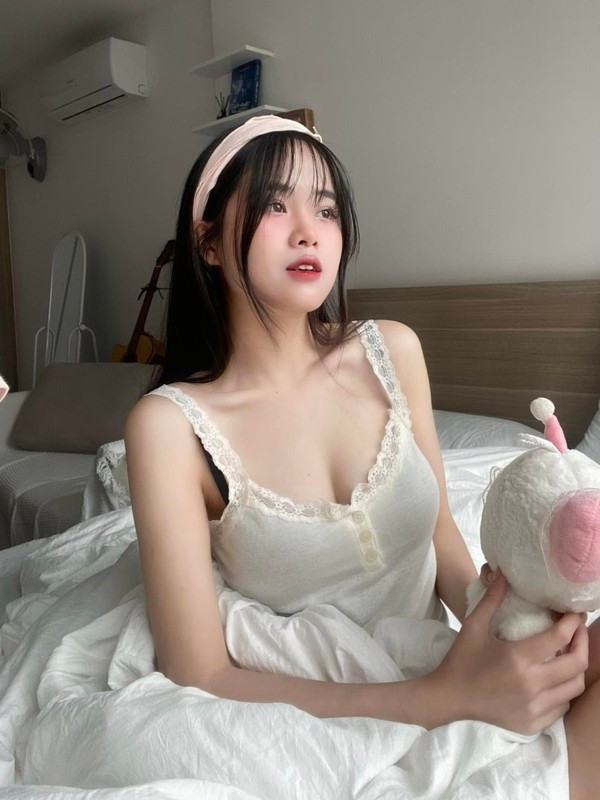 Yếu tố nổi bật giúp Chang Xi chiếm được cảm tình của dân mạng đó là gương mặt xinh đẹp cùng phong cách gợi cảm, chuyên diện đồ nửa kín nửa hở, khoe khéo vòng 1 nở nang.