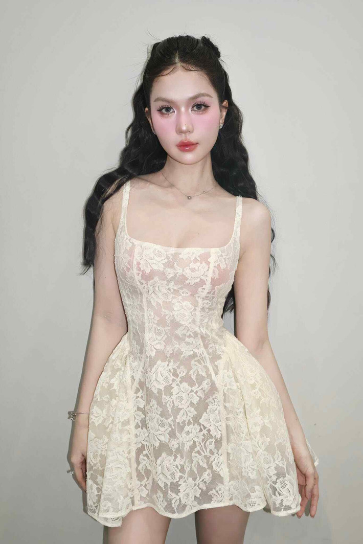 Clip này của Ngọc Trinh thu về gần 1,5 triệu người xem, nhận hàng trăm bình luận. Netizen nhanh chóng mang hai phiên bản ảnh hậu trường và ảnh nét căng của Ngọc Trinh lên bàn cân.