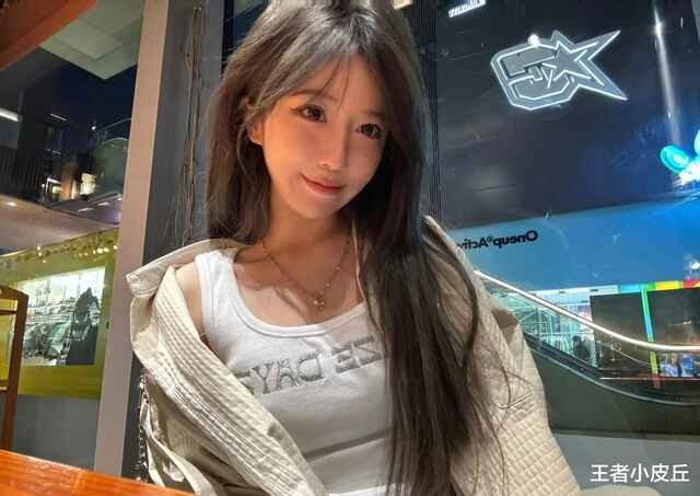 Chỉ sau ba ngày, lượng người theo dõi livestream của gái xinh Dai Mei'er giảm đến 90%, xuống còn khoảng 10.000 mắt xem. Đối với một nữ streamer nổi tiếng từng trên đỉnh vinh cao, khoảng cách này chắc chắn là rất lớn.