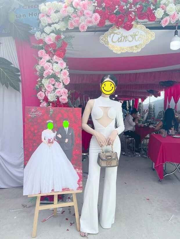 Bên cạnh đó, xu hướng thời trang hiện đại cũng có phần ảnh hưởng. Nhiều thiết kế thời trang ngày nay đề cao sự gợi cảm, khoe đường nét cơ thể. Việc tiếp cận với các xu hướng này qua phim ảnh, người nổi tiếng trên mạng xã hội có thể khiến một số bạn trẻ nghĩ rằng việc diện đồ "kiệm vải" là sành điệu và hợp thời.