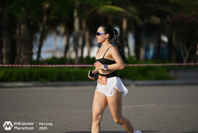 Hot girl phòng gym này cũng nhấn mạnh rằng, cô không lo lắng về ánh nhìn của người khác. Việc cô tham gia giải chạy không phải để "làm màu" mà là để thử thách bản thân và truyền cảm hứng cho cộng đồng. Trong đó, bộ đồ cô lựa chọn bó sát không chỉ giúp cô thoải mái trong việc vận động mà còn là cách để thể hiện sự tự tin với cơ thể mình.