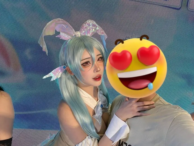 Ngay sau đó, một bài đăng ghi lại tạo hình cosplay của Yasal đã bùng nổ trên mạng xã hội, thu về hơn 1 triệu lượt xem chỉ sau 1 ngày.