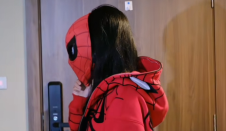 Trong một video mới nhất, với tiêu đề "Đến lúc sống thật rồi", Quỳnh Bei đã thực hiện một hành động mang tính biểu tượng: kéo mặt nạ xuống, chính thức lộ diện trước hơn 3,1 triệu người theo dõi.