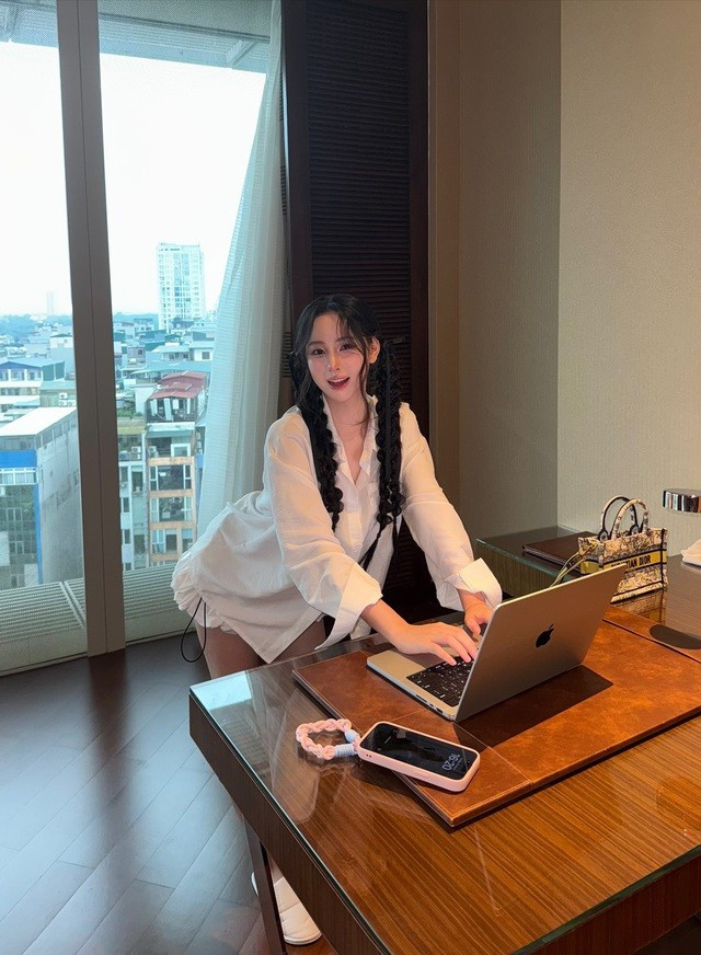 Xuất phát điểm là một cô nàng sinh viên ngành thiết kế thời trang, Uyên Ni dần được cộng đồng mạng biết đến bởi loạt hình ảnh chia sẻ khoảnh khắc đời thường siêu đáng yêu