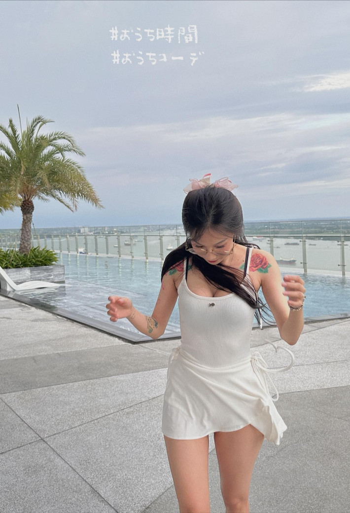 Alicia Meow dường như đã tận dụng tốt khoảng thời gian này để chăm sóc bản thân, nâng cao chất lượng cuộc sống, từ đó thể hiện ra bên ngoài một diện mạo tươi tắn, rạng rỡ.