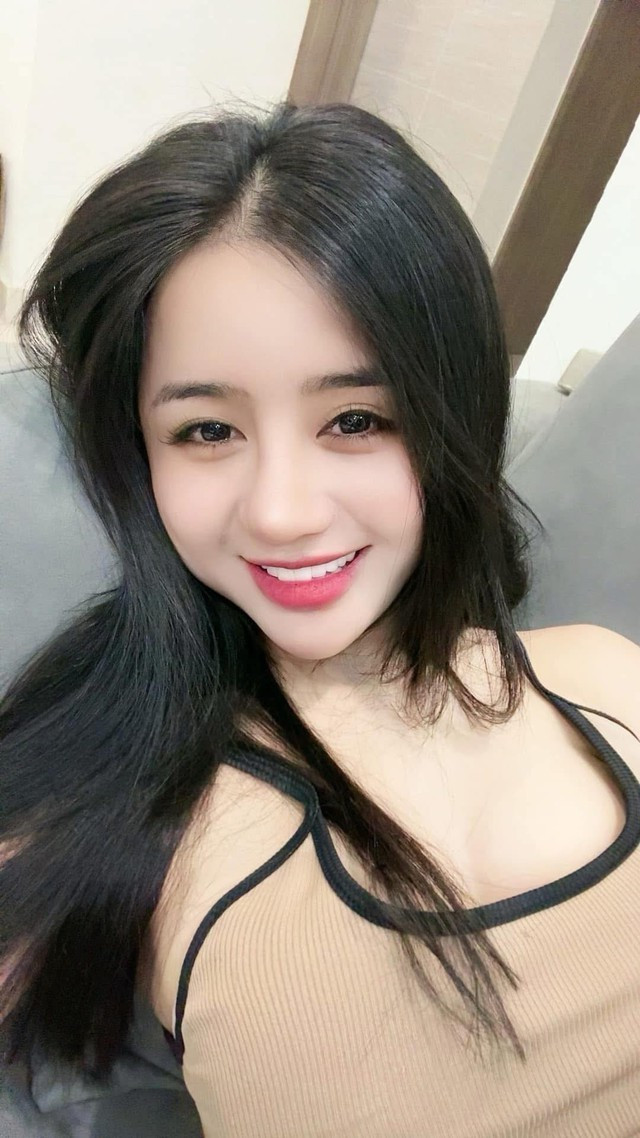 Những bình luận như "Xinh đẹp không lối thoát", "Nóng bỏng quá, nhìn chỉ muốn 'trầm mình' thôi", "Vóc dáng này đúng là cực phẩm!"... là những gì dễ dàng bắt gặp dưới mỗi bài đăng của Nhung Lora.