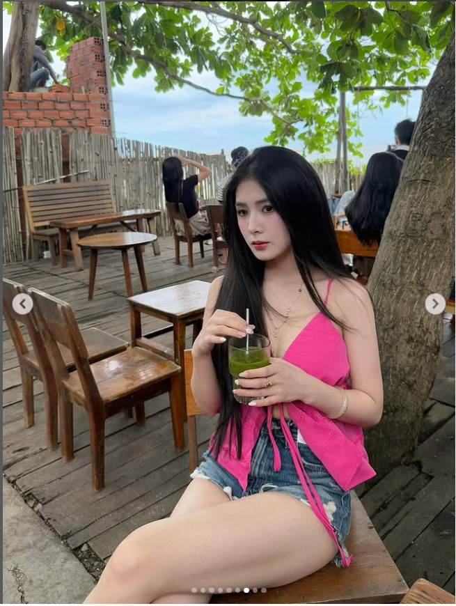Với những hình ảnh du lịch "đốt mắt" này, Quỳnh Alee một lần nữa khẳng định sức hút không thể chối từ của mình, chứng minh rằng cô không chỉ là một streamer tài năng mà còn là một biểu tượng nhan sắc được giới trẻ mến mộ.
