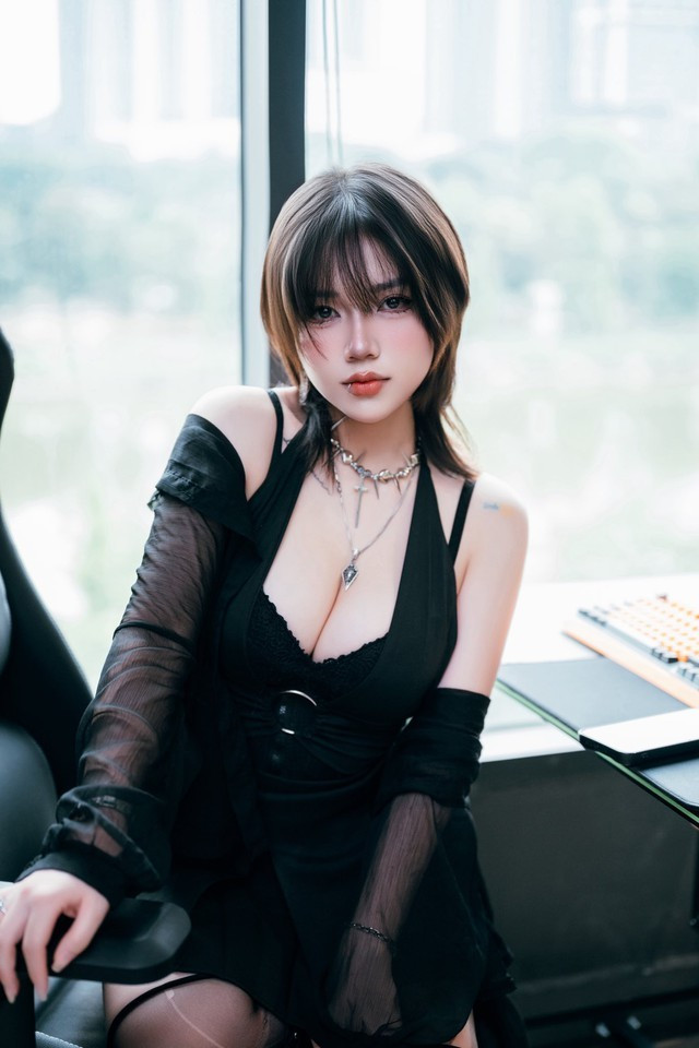 Một trong những bức hình khiến tên tuổi Mai Anh "viral" chỉ đơn giản là đang chơi game, nhưng chính vẻ ngoài gợi cảm, mái tóc dài uốn nhẹ, ánh mắt sắc sảo và trang phục năng động đã khiến cộng đồng mạng không thể rời mắt.