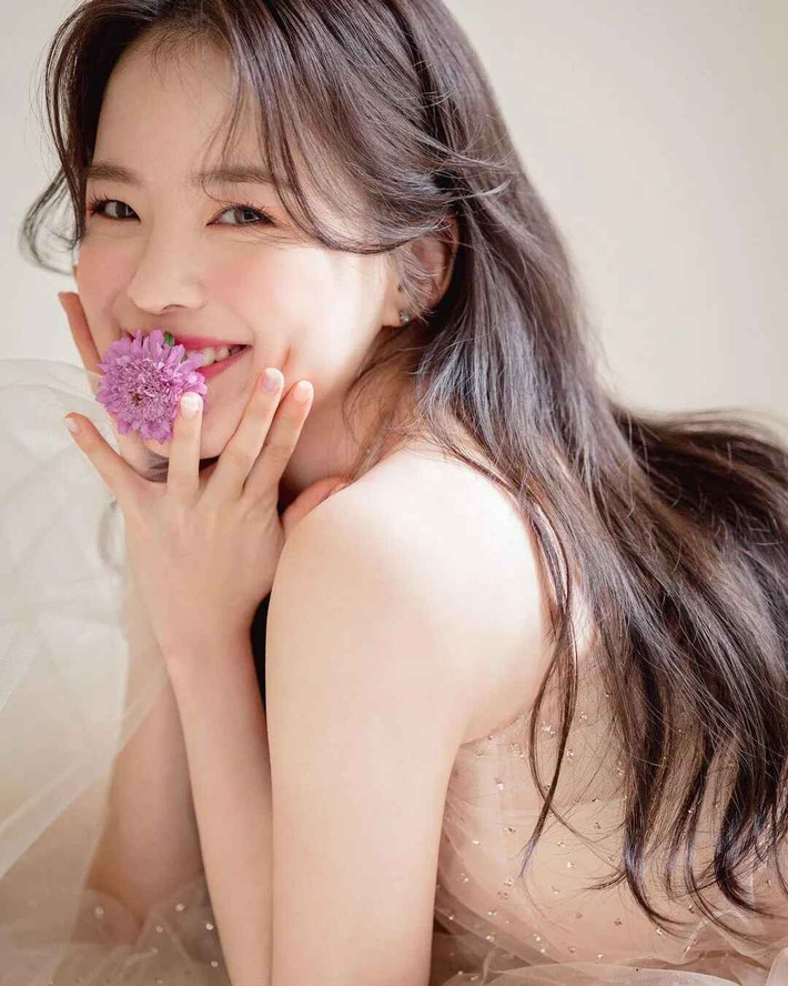 Cựu hot girl Hàn Quốc đã tạo ra một cộng đồng yêu thích thời trang nội y, khuyến khích phụ nữ chấp nhận cơ thể mình và tự tin hơn trong việc thể hiện bản thân.