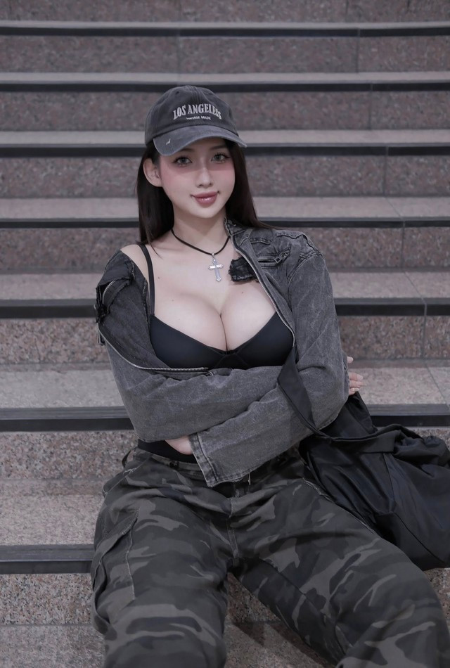 Trước dòng bình luận đồn đoán tình trường, hot girl xinh đẹp lên tiếng: "Hồng tỷ này không dụ trai mà bị trai dụ. 26 năm cuộc đời yêu đúng 6 anh thì có" - gái xinh lém lỉnh bình luận.