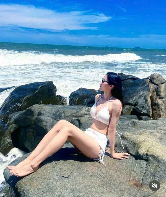 Không chỉ thành công cùng đội tuyển bóng chuyền nữ Việt Nam giành ngôi Á quân VTV Cup 2025, hot girl bóng chuyền Hoàng Thị Kiều Trinh tiếp tục khiến người hâm mộ ngỡ ngàng khi diện bikini "bỏng mắt".