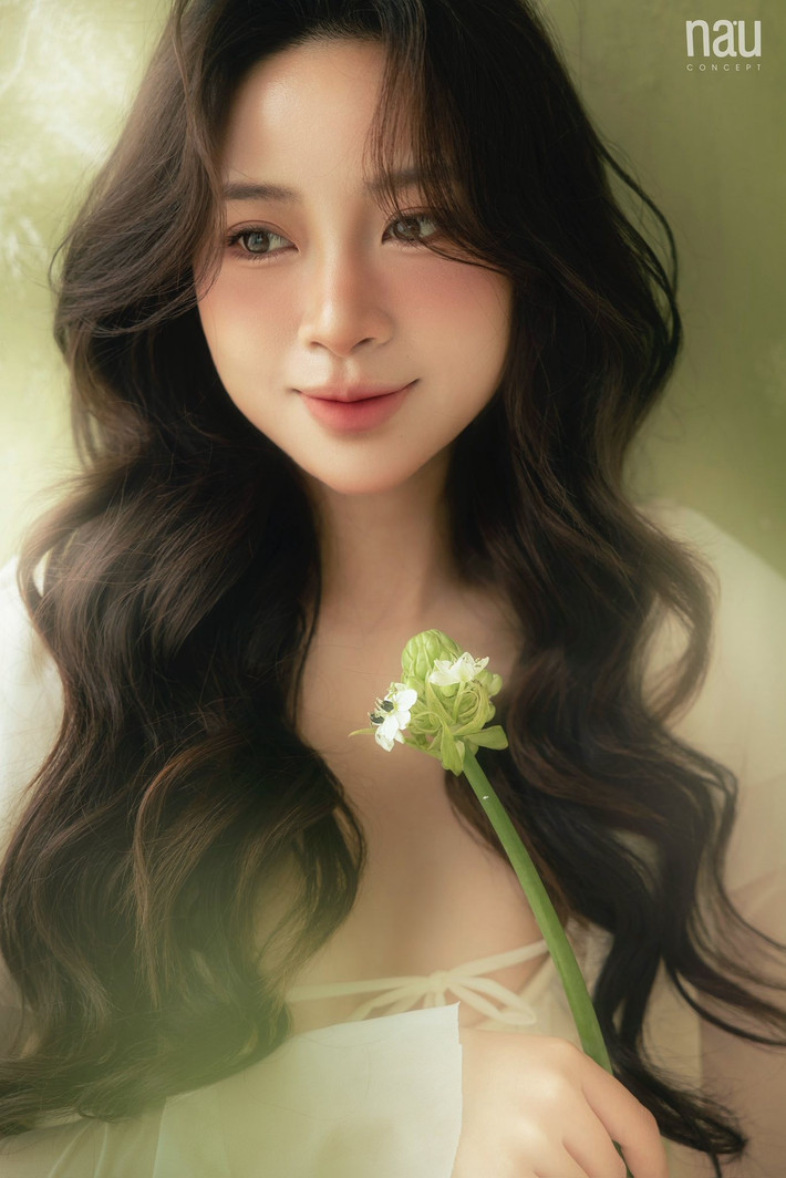 Trong những bức ảnh được chia sẻ, Võ Nhật Linh diện trang phục nhẹ nhàng, tinh khôi, với gam màu trắng - xanh chủ đạo.