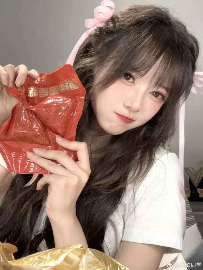 Trước phản ứng bất ngờ của CĐM khi nhìn thấy diện mạo thuở mới vào nghề, Luo Xin thẳng thắn thừa nhận rằng trước đây cô không biết trang điểm, thường xuyên để mặt mộc và không tạo kiểu tóc.