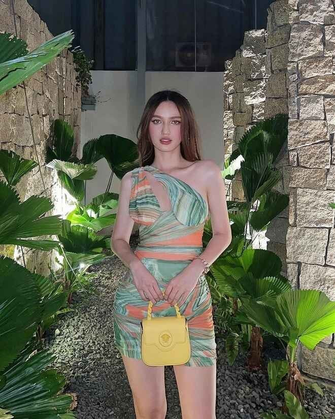 Hồi tháng 7 vừa qua, Mai Tây đã hạ sinh con gái đầu lòng. Cô thường xuyên chia sẻ những khoảnh khắc hạnh phúc của gia đình trên trang cá nhân, từ những bữa ăn ấm cúng đến những chuyến du lịch sang chảnh.