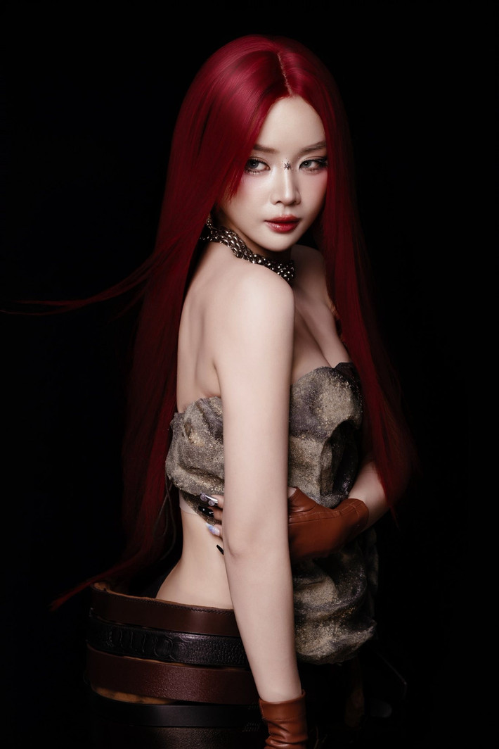 "Trời ơi, tóc đỏ này hợp Mie kinh khủng! Vừa cá tính, vừa sexy mà vẫn giữ được nét đáng yêu.", Đúng là DJ Mie, không bao giờ làm fan thất vọng với những màn đổi mới đầy bất ngờ." hay "Nhuộm đỏ mà không bị 'sến' tí nào, đúng là thần thái của Mie!"... là những bình luận, netizen không tiếc lời khen ngợi vẻ ngoài mới của DJ Mie.