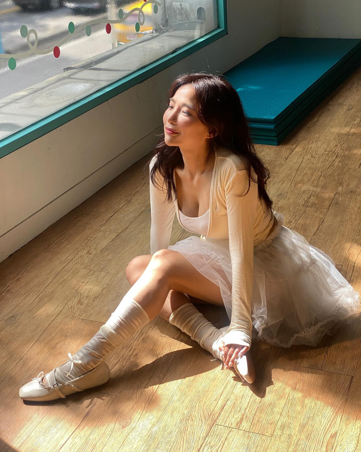 Khi bị khán giả thắc mắc, nữ streamer tự tin đáp trả rằng mình có các biện pháp "bảo hộ" riêng cho bản thân - một câu trả lời nửa đùa nửa thật, đủ để khơi gợi sự tò mò và giữ chân người xem ở lại.