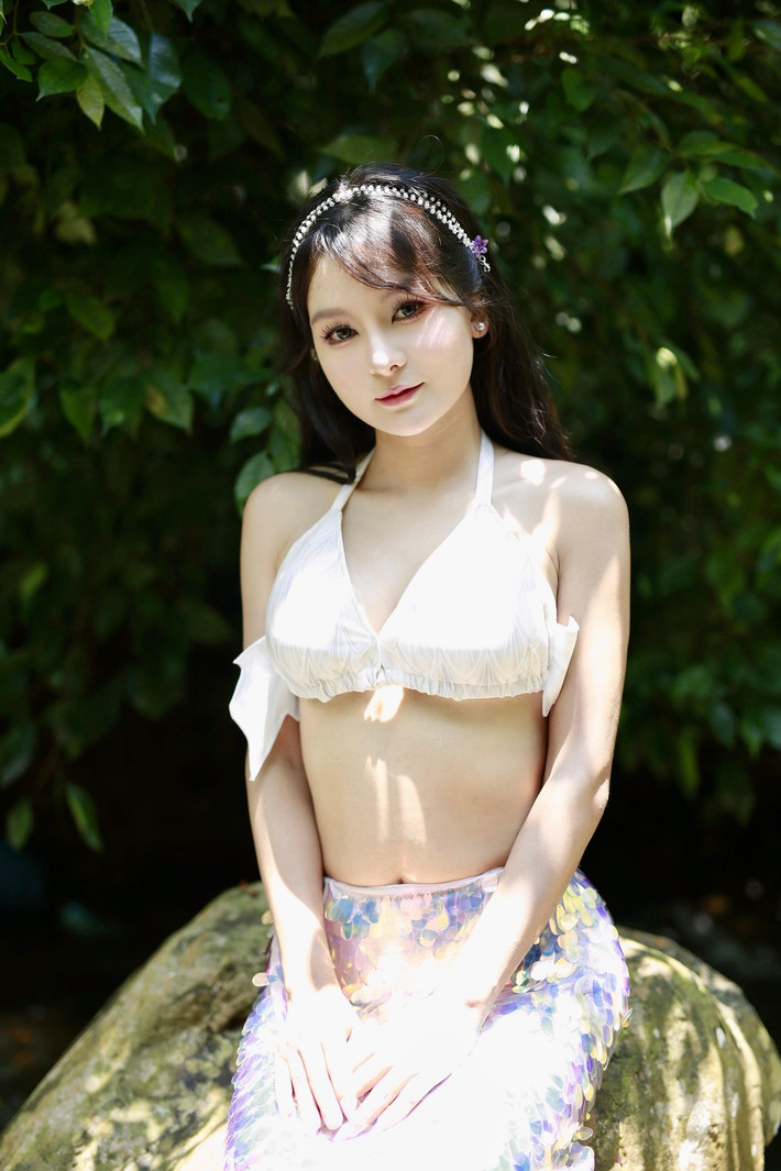 Ngọc Ánh diện trang phục nhẹ nhàng, tinh khôi, hòa mình vào khung cảnh suối rừng thơ mộng.