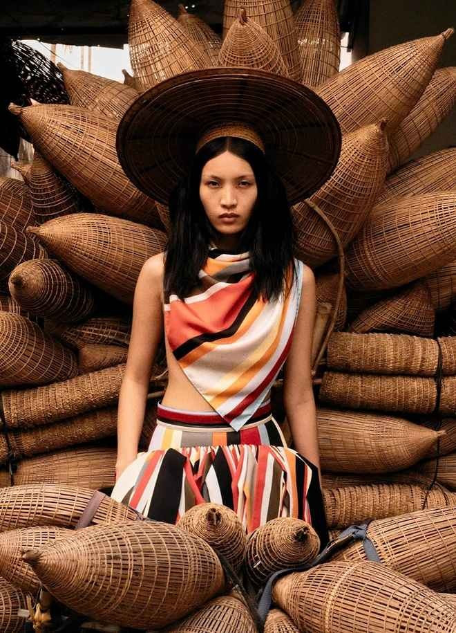 Khăn silk và váy midi hoạ tiết kẻ sọc đồng điệu của Bottega Veneta.