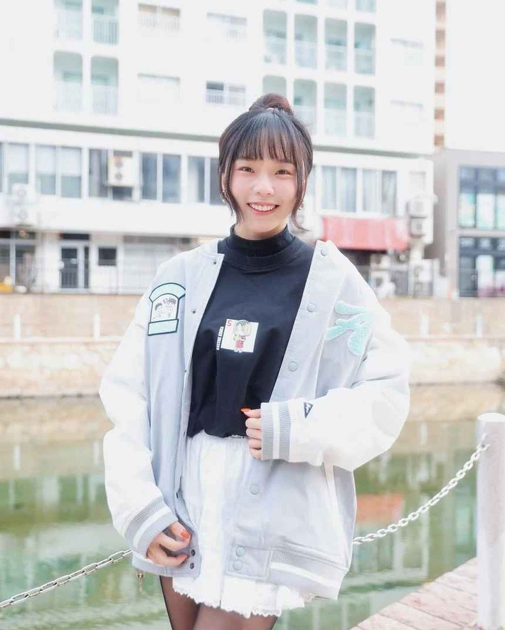 Thời trang đời thường của Liao ưu tiên sự đơn giản, dễ thương. Điều này làm nổi bật nét dịu dàng, mong manh, khác hẳn với phong thái mạnh mẽ khi vào trận.