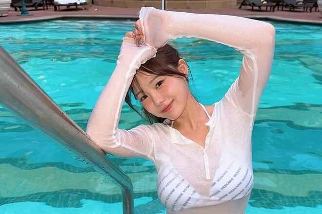 Điều gây chú ý nhất là bộ trang phục của Hong, khi cô diện chiếc áo với thiết kế cắt xẻ, khoe trọn phần lưng và hở bạo phía trước.